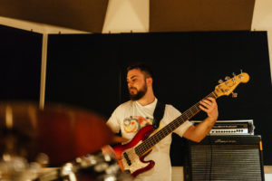 musicista nella sala grande