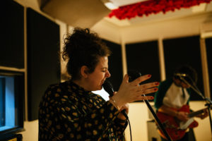 cantante nella sala grande